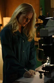 Im Labor untersucht Calleigh Duquesne (Emily Procter) sämtliche Beweisstücke genau.