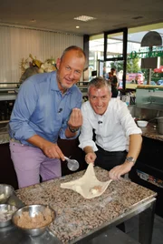 Frank Rosin (l.) sucht im Restaurant "Portofino" nach dem Grund für ein ständig leeres Restaurant.