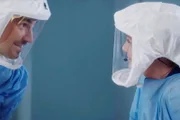 Grey's Anatomy
Staffel 17
Folge 1
Giacomo Gianniotti als Dr. Andrew DeLuca, Ellen Pompeo als Dr. Meredith Grey
SRF/ABC Studios