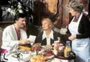 v.li. Monaco Franze (Helmut Fischer), Annette von Soettingen - verheiratete Münchinger (Ruth-Maria Kubitschek), die "Perle" Irmgard (Erni Singerl). Weiteres Bildmaterial finden Sie unter www.br-foto.de.
