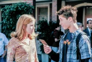 Reese (Justin Berfield) erzählt seiner Freundin Alison (Brittany Rene’e Finamore), wie toll sie auf dem Foto aussieht.