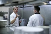 Das "Giuseppi's" ist ein Familienbetrieb, dem das Wasser bis zum Halse steht. Der Laden läuft nicht, die Einrichtung ist altbacken und dem Koch fehlt jegliche Leidenschaft für seinen Beruf. Kann Gordon Ramsay (l.) helfen?