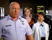Als gesundheitliche Risiken das Team zu gefährden drohen, befiehlt General Hammond (Don S. Davis) auf Anraten von Dr. Frasier (Teryl Rothery, re.) die Versuche mit den Armbändern einzustellen. Leichter gesagt als getan...! (Foto Mitte: Vanessa Angel)