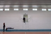 Momi (Yehuda Levi) kommt zu spät, um seine autistische Tochter Maya (Gefen Kaminer, liegend) vom Basketball-Training abzuholen. Diese reagiert verstört.