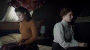 Johanna (Dominique Devenport, li.) und ihre Schwester Mathilde (Anna Schinz).