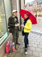 Kandidatin Kathrin mit Shoppingbegleitung Frank