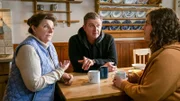 Der Bergdoktor Der Weg zurück – Teil 2 Zwei Frauen und ein Mann am Küchentisch: Monika Baumgartner als Lisbeth Gruber, Hans Sigl als Bergdoktor Dr. Martin Gruber, Ronja Forcher als Lilli Gruber