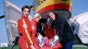 Pilotin Biggi (Sabine Petzl, li.), Notärztin Gabriele (Anja Freese, 2.v.li.), Sanitäter Ralf (Wolfgang Krewe) und Dr. Stefan Frank (Sigmar Solbach, re.) tragen Irene Kadenbach (Claudia Wenzel) in den Medicopter.