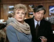 Jessica Fletcher (Angela Lansbury) wird von dem charmanten Anwalt Peter Henderson (Graham Greene) zum Essen eingeladen.