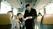 Vojo Jovanović (64) ist mehr als nur Busfahrer. Wenn er morgens aufbricht, um auf seiner Route von der bosnischen Hauptstadt Sarajevo nach Belgrad in Serbien zu fahren, weiß er nie, was der Tag bringen wird. Denn er transportiert nicht nur Reisende. Er ist auch Postbote, bringt den Menschen auf der Strecke Medikamente, Geschenke oder Briefe. Die offizielle Post ist teuer und unzuverlässig. In einer Region voller politischer Spannungen hält Vojo so den wichtigen persönlichen Kontakt zwischen den Menschen auch über die Grenzen hinweg aufrecht.