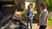 Karola (li.) nimmt Svenjas alten Fiesta unter die Lupe..