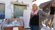 Der Anbau für Anjas Kindertagesstätte wird nicht fertig, die Fenster kommen nicht fristgerecht und somit müssen alle weiteren Gewerke warten..
