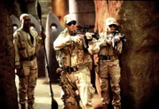 Jack (Richard Dean Anderson, mi.), Teal'c (Christopher Judge, li.), Carter (Amanda Tapping) und Daniel reisen nach P4X-639. Dort beginnt für Jack und Teal'c der Horror. Sie erleben immer wieder die gleichen zehn Stunden...