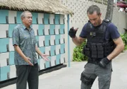 Während Jerry undercover in einer Psychartrie ist, müssen Steve McGarrett (Alex O'Loughlin, r.) und Sgt. Duke Lukela (Dennis Chun, l.) dessen Enkelin aus den Fängen ihrer Entführer retten ...