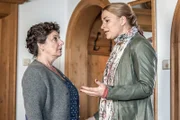 Anne (Inse Lutz, r.) ist sauer, weil Lisbeth (Monika Baumgartner, l.) ihr nichts von einer neuen Frau in Martins Leben erzählt hat.