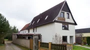 Das gesamte Haus ist nicht auf die Bedürfnisse und Pflege eines kranken Kindes ausgerichtet. Auch wenn die jungen Eltern sehr darum bemüht sind, ihren Kindern ein heiles Zuhause zu bieten, fehlt Juliane und Alexander die Kraft, Zeit und das Geld das Haus den Bedürfnissen anzupassen. Ein behindertengerechter Umbau ist aber dringend notwendig, damit die Familie etwas Normalität in ihren sonst so stressigen Alltag bringen kann. Das Team von "Zuhause im Glück" will genau das möglich machen.