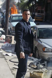 Während Detective Don Flack (Eddie Cahill) im Fall eines ermordeten Familienvaters ermittelt, explodiert wenig später der Lieferwagen eines Zigarettenhändlers. Wie sich herausstellt, hat dieser den Lebensmittelladen des Opfers beliefert.