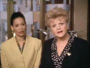 Jessica Fletcher (Angela Lansbury) und Maude Gillis (Kate Mulgrew) besuchen Jessicas alten Freund Floyd Larkin. Er soll sie bei der Gründung einer Stiftung unterstützen.