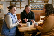 Weder Lisbeth (Monika Baumgartner, l.) noch Lilli Gruber (Ronja Forcher, r.) können Martin (Hans Sigl, M.) von seinen Plänen, Ellmau zu verlassen, abhalten.