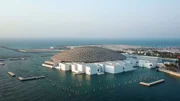Stählernes Ufo: Das Kunstmuseum Louvre Abu Dhabi. Die gewaltige Kuppel ruht nur auf vier Pfeilern.