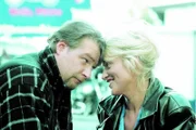Horst (Frank Vockroth) ist traurig! Seine Freunde haben ohne ihn den Motorradladen eröffnet. Rita (Gaby Köster) versucht zu trösten!