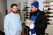 Carlos (Patrick Fernandez, .) will bei John (Felix von Jascheroff) einiges wiedergutmachen.