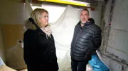 Alex (re.) und Anja wollen in das Haus von Alex' Eltern einziehen. Doch erst muss es saniert werden..
