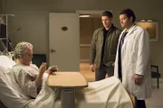 Dean Winchester (Jensen Ackles, m.); Castiel (Misha Collins, r.)