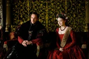 Während ein politischer und religiöser Machtkampf zwischen Katholiken und Reformatoren tobt, bringt der König seine Familie wieder zusammen: Henry (Jonathan Rhys Meyers, l.) und Mary (Sarah Bolger, r.) ...