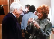 Der bekannten Fernsehmoderatorin Kitty Lynn Hastings (Vicki Lawrence, r.) macht die Show mit ihrem Ehrengast Dr. Mark Sloan (Dick Van Dyke, l.) großen Spaß.