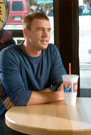 Als J.D. Elliot mit ihrer neuen Frisur sieht, erwachen in ihm plötzlich wieder alte Gefühle. Doch vergeblich, denn Elliots ehemaliger Lover Sean (Scott Foley) erscheint plötzlich auf der Bildfläche und scheint gute Chancen bei ihr zu haben ...