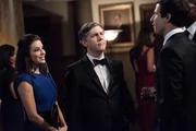 "Brooklyn Nine-Nine", "Wohltätigkeitsball der teuflischen Gedärme." Jakes Beziehung mit der hübschen Pflichtverteidigerin Sophia steht auf der Kippe. Seit die zwei ein Paar sind, stagniert Sophias Karriere. Ihrem Boss Geoffrey Hoytsman sind Cops ein Dorn im Auge. Während Sophia für eine Beziehungspause plädiert, versucht Jake das Problem auf seine Weise zu lösen: indem er Geoffreys Sympathie gewinnt. Das geht solange gut, bis er ihn beim Drogenkonsum erwischt. Indes erhält Holt die Chance, sich an seiner Erzfeindin Wuntch zu rächen. Von ihm hängt es ab, ob sie befördert wird. Im Bild (v.li.): Eva Longoria (Sophia Perez), Chris Parnell (Geoffrey Hoytsman), Andy Samberg (Jake Peralta).