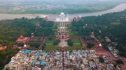 Wegen seiner harmonischen Proportionen gilt das Taj Mahal als eines der schönsten Gebäude der Welt. An seinem Standort Agra trifft die architektonische Schönheit des Grabmals auf die Armut der indischen Bevölkerung.