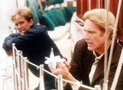 Jesse (Charlie Schlatter, l.) ist auf dem Segelboot, auf dem Steve (Barry Van Dyke, r.) in einem Mordfall ermitteln muss, seekrank geworden.