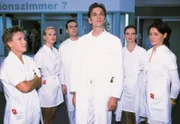 Dr. Schmidt (Walter Sittler, M.), Nikola (Mariele Millowitsch, l.) und der Ärztestab in Erwartung des "Hohen Besuchs".