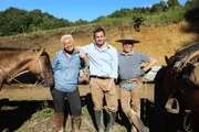 Monica Galetti (links) und Giles Coren (Mitte) geniessen eine Bergtour auf Pferden.