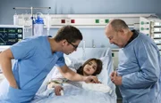 Coras (Lisa-Marie Koroll, M.) Hand ist nicht richtig durchblutet. Elias (Stefan Ruppe, l.) reagiert sofort. Coras Opa Wilhelm Gottschalk (Hans Klima, r.) macht sich große Vorwürfe, dass seine Enkelin sich in seiner Werkstatt so schwer verletzt hat.