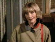 Die Schauspielerin Glenda Highsmith (Jean Marsh) wird verdächtigt, den Produzenten Martin Kramer erstochen zu haben.