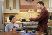 Als Judith zu einer Verabredung geht, wird Alan (Jon Cryer, r.) nervös und bittet Charlie (Charlie Sheen, l.), ihm ebenfalls ein Date zu verschaffen ...