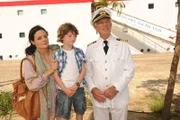 Gemeinsam mit ihrem Sohn (Malon Stahlhuth, M.) und Kapitän Paulsen (Siegfried Rauch, r.) wartet Marion (Elisabeth Lanz, l.) auf Benjamins Vater.