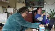 Pam (re.) ist bei ihrer Freundin Regina zu Besuch
