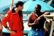 Mitch (David Hasselhoff, l.) lässt sich von Garner (GregAlan Williams) überreden, am Strand nach Drogendealern zu suchen.