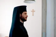 Sophronius (Manos Gavras) ist Schatzmeister der griechisch-orthodoxen Gemeinde in Jerusalem – und hat ein Geheimnis.