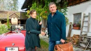 Der Bergdoktor Staffel 16 Neuland – Teil 1 Frau und Mann, dahinter altes  «MG» Cabrio: Angela Roy als Hanne Weiss, Hans Sigl als Bergdoktor Dr. Martin Gruber
