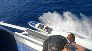 Ein Drogenboot, das von einem Hubschrauber aus gesichtet wird.