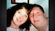 Mitte der 90er Jahre führen Janet (li.) und ihr Ehemann Darrell Tyburski (re.) ein beruflich und privat sehr erfolgreiches Leben. Obwohl die Erziehung nicht immer leicht ist, geben sie ihr Bestes und widmen sich vollkommen der Familie. Doch dann wird das harmonische Leben der Familie erschüttert: Darrel stirbt bei einem Autounfall. Der unerwartete Tod ihres Mannes trifft Janet schwer.