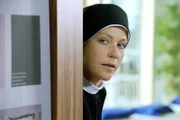 Staffel 10: Schwester Hanna (Janina Hartwig) belauscht Wöller und Angela Rathke.