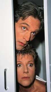 Nikola (Mariele Millowitsch) und Dr. Schmidt (Walter Sittler) geraten beim Versuch, die Gerüchte um ihre Affäre aus der Welt zu räumen, immer mehr in die Klemme ...