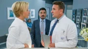 Der Bergdoktor Staffel 16 Im Netz – Teil 2 Gespräch unter Ärzten: Annika Ernst als Dr. Johanna Rüdiger, Ercan Karacayli  M. als Prof. Dr. Karl Tippner,  Mark Keller als Dr. Alexander Kahnweiler