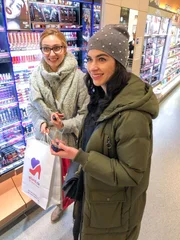 Kandidatin Sarah (l.) mit Shoppingbegleitung Anna